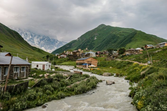 Der Anfang der Enguri Flusses in Ushguli