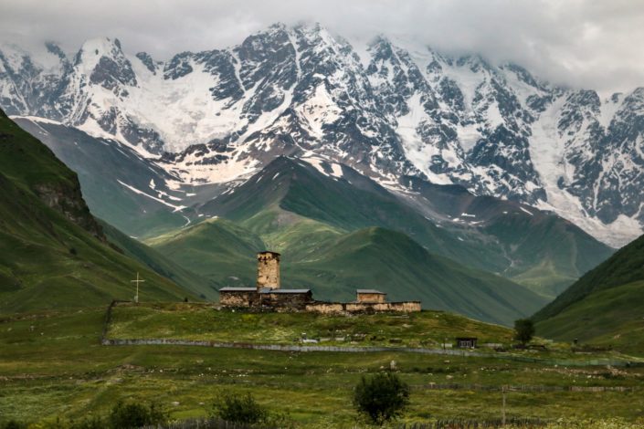 Der Schchara Gletscher und die Lamaria Kirche