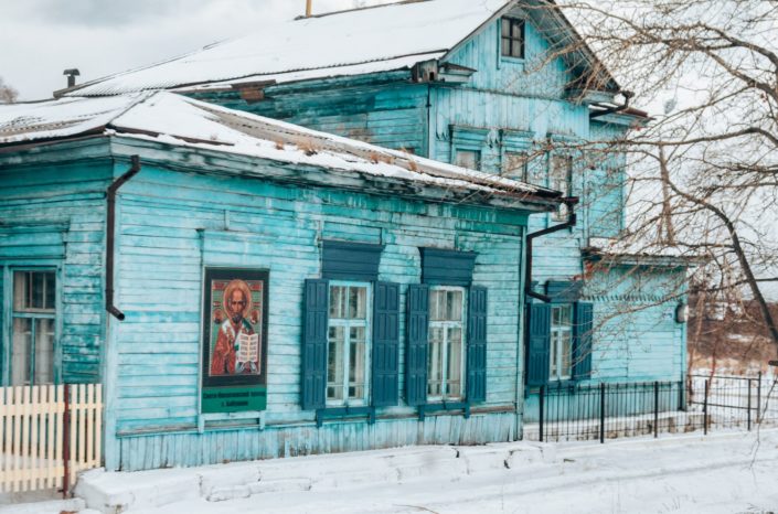 Farbenfrohe Siedlungen sind für Sibirien typisch