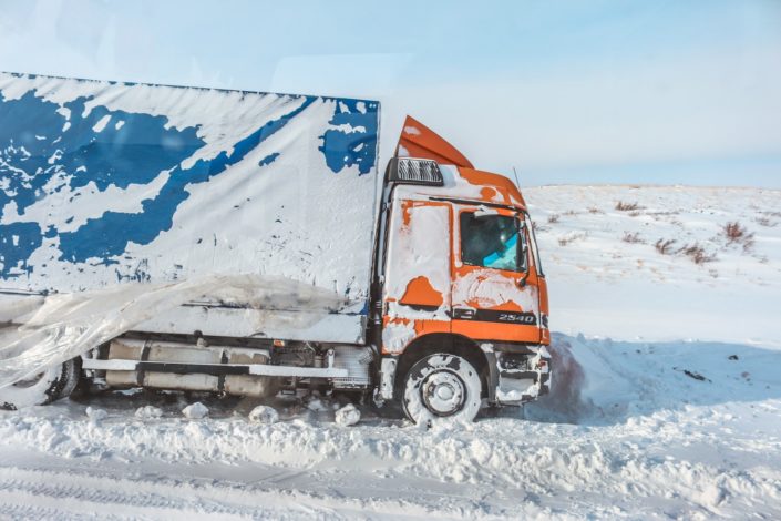 Liegengebliebene LKWs werden regelrecht vom Winter verschlungen.